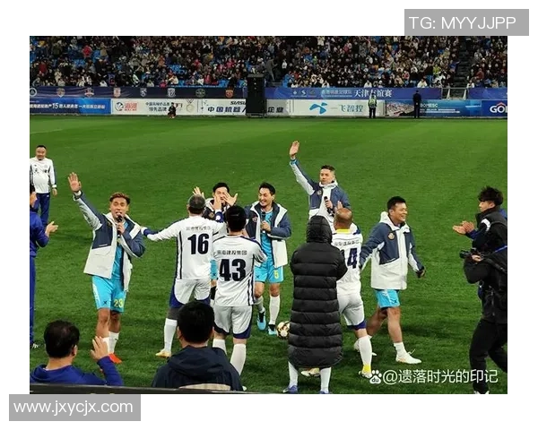 当足球巨星在赛场上突然发呆时观众的欢笑与紧张情绪瞬间交织