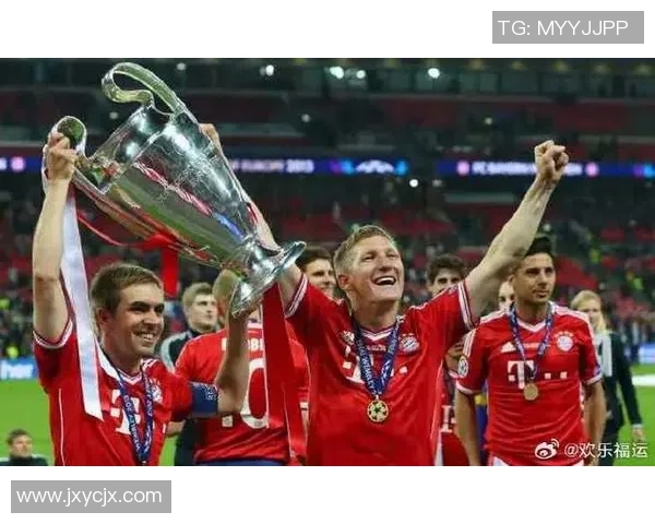 足球巨星亲临参观辉煌奖杯见证荣耀时刻感受冠军精神魅力