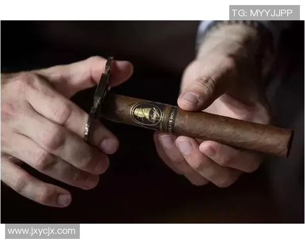 足球巨星与雪茄的独特情缘探索:从赛场到私密时光的奢华象征 足球巨星与雪茄的独特情缘探索:从赛场到私密时光的奢华象征